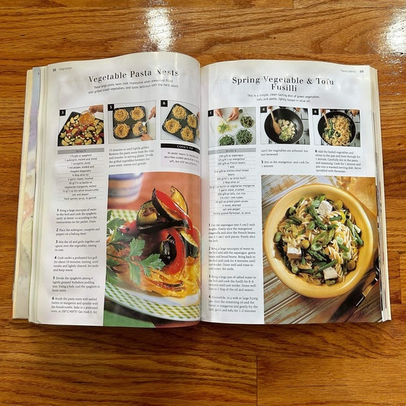 Hardcover book: Vegetarian Over 180 Tempting Recipes by Sue Ashworth - Picture 3 of 3